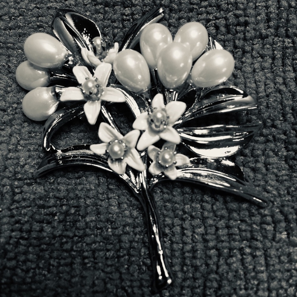 New Pretty Pearl Flower Brooch